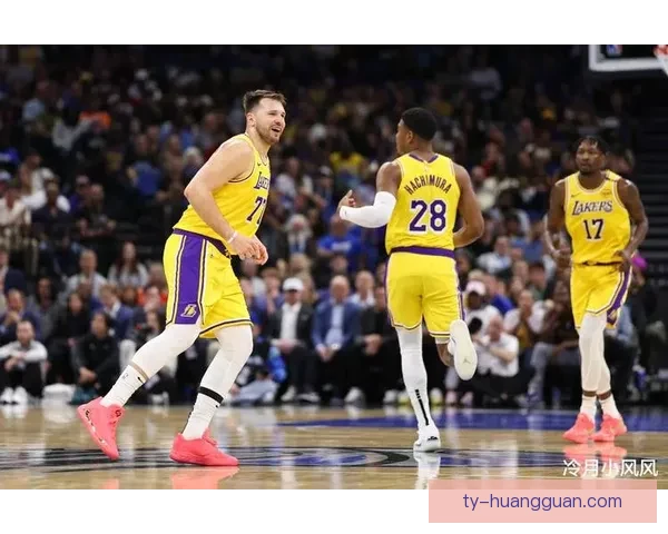 湖人迎战联盟第一詹姆斯严肃东契奇大笑保罗辟谣支持老詹