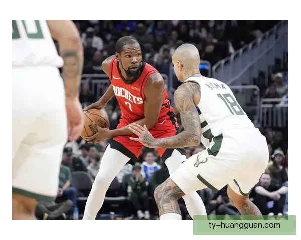 火箭众将庆祝胜利朝杜兰特泼水 乌度卡将比赛用球赠送阿杜